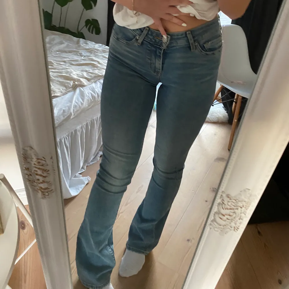 Ett par butcut/flaredjeans jeans från Levis. Fint skick, är 164 cm lång o de är perfekt långa på mig men passar även längre💜 storlek W27 L34. Jeans & Byxor.