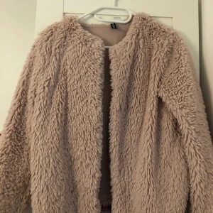 Jacka i storlek 36 - En rosa jacka/kofta i storlek 36 från hm. Mer rosa i verkligheten