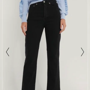 Svarta raka jeans - Från Na-kd, Storlek 34, Jag är 165 lång och jeansen slutar previs vid foten.