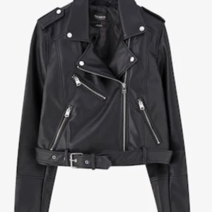 Skinnjacka  - Intressekoll på min älskade skinnjacka, tänkte sälja den då jag aldrig använder den längre. Forfarande super fin och i super bra skick 🥰 köparen står för frakten 79kr, bud från 300kr 🧚🏼💕 storlek M men passar mig som är normalt en S ✨