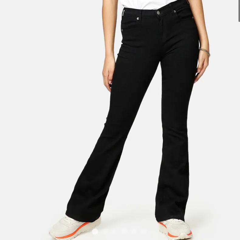 Svarta bootcut jeans från dr.denim i strl XS💗💫 mycket bra skick (säljer även samma i blått )<3ord pris: 499. Jeans & Byxor.