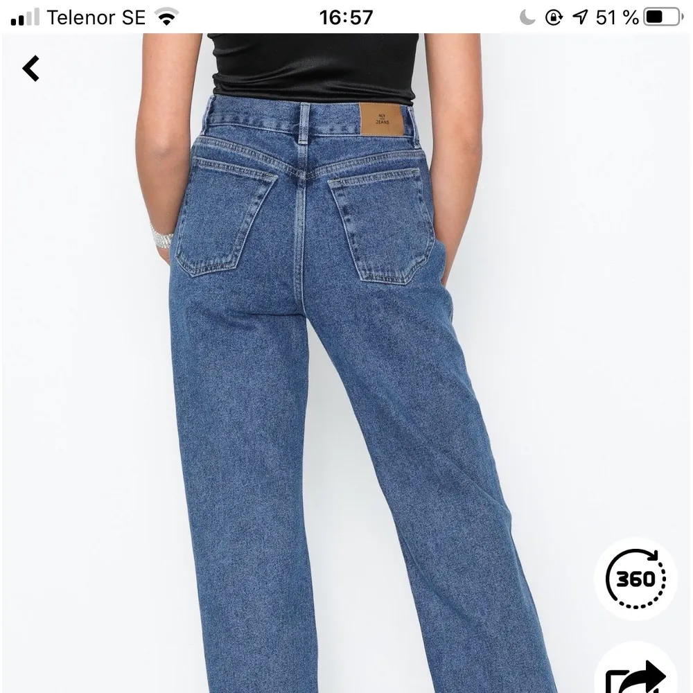 Säljer dessa raka jeansen pga att ha tröttnat på dem. Super fina och sitter mycket bra vid lår och rumpa. Köpte de för 500kr och säljer för 200kr💙💙 För mer info skicka privat. . Jeans & Byxor.
