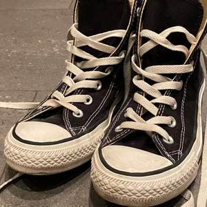 Säljer mina svarta converse då dom har blivit för små! Ena skon har en liten skada som ni ser på sista bilden men de är inte så synligt! Annars fint skick!! Buda i kommentarerna😊nuvarande bud: 200 kr :) avslutas på lördag