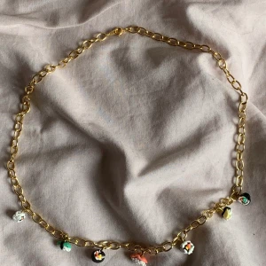 Handgjort sushihalsband i lera🍣 - kontakta mig vid intresse!                                                                               pris: 59kr + frakt (om du inte vill mötas upp)                                          mått: 60 cm