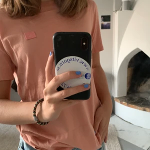Acne t-shirt - Min acne t-shirt har aldrig kommit till användning och därför säljer jag den nu❤️  nypris 1000kr❤️🥰👍🏼 säljer för 300kr✌🏼✨