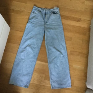 Levis Lise fit jeans - De är väldigt vida och är i storlek 29. Har används väldigt få gånger eftersom de är förstora. Nypris var 1200 men säljer dem för 100, priset går att diskutera. De är Levis 