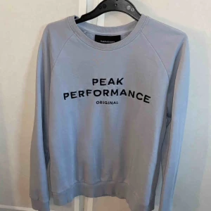  - Peak sweatshirt i en så fin babyblå färg, säljer då den inte är min stil längre. Köparen står för frakt 