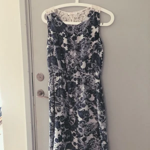 Klänning  - Superfin klänning! Använd en gång på bröllop annars har den mest hängt i garderoben... till knäna på mig som är 160cm och med resår i midjan. 