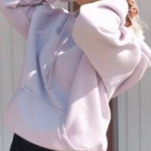 Lila hoodie  - Köpte står för frakt (egna bilder) skriv för frågor eller mer info, storlek xs men stor i storleken så passar xs-m beroende på hur man vill att den ska sitta❤️❤️