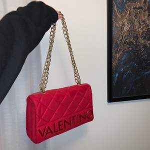 Söt röd valentino väska, inte så mycket använd, ser ren och fräsch ut!