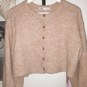 Kofta - Färgen är mer rosa i verkligen, köptes på zara för en månad sedan 💖💕 fler intresserade budgivning💞💓💝💕 fraktkostnad tillkommer 