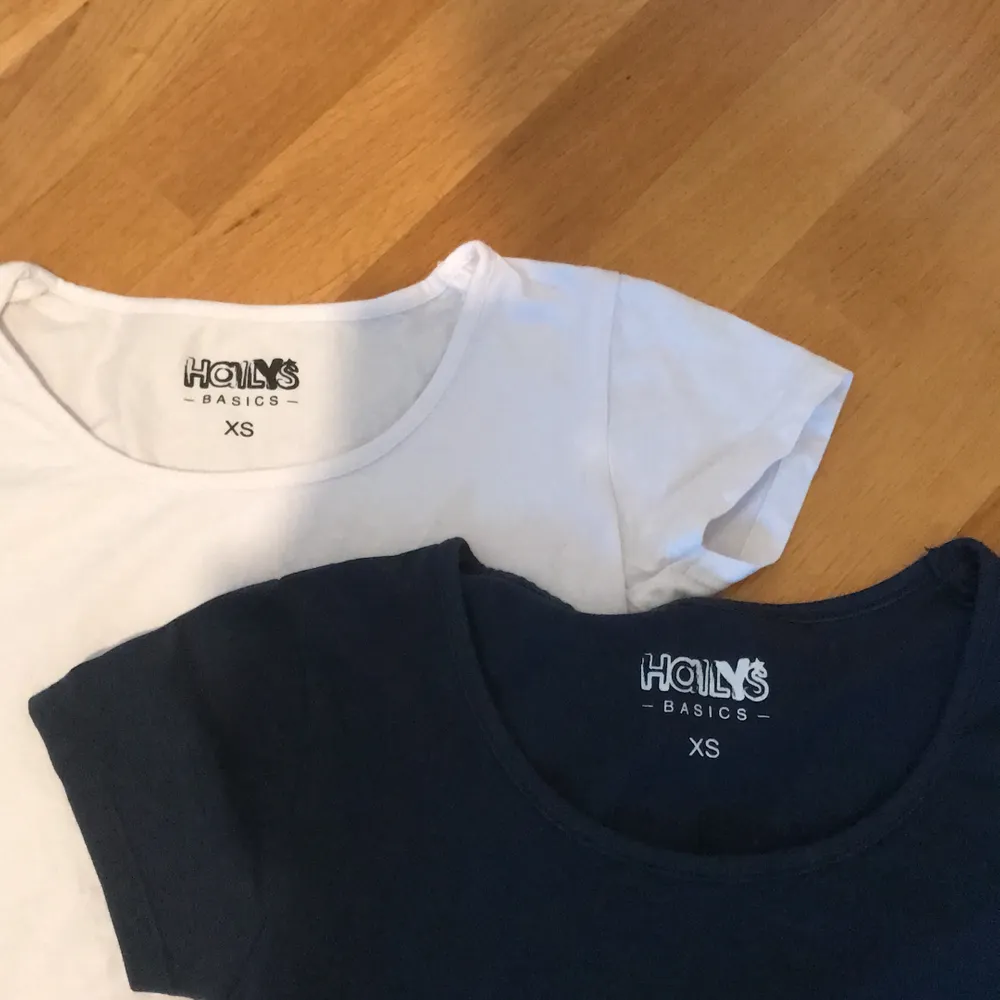 2 basic tshirts i vitt och blått, man får båda för 80kr eller 1 för 50kr🥰. T-shirts.