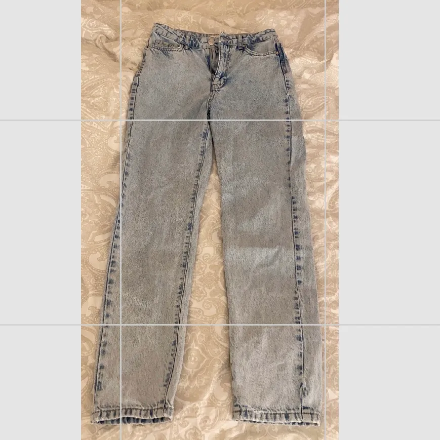Ett par blåa jeans ifrån ginatricot! I modellen dagny mom jeans! Strl 34! Nypris 500kr. Buda i kommentarerna + Köparen står för eventuell frakt! 63kr. Jeans & Byxor.