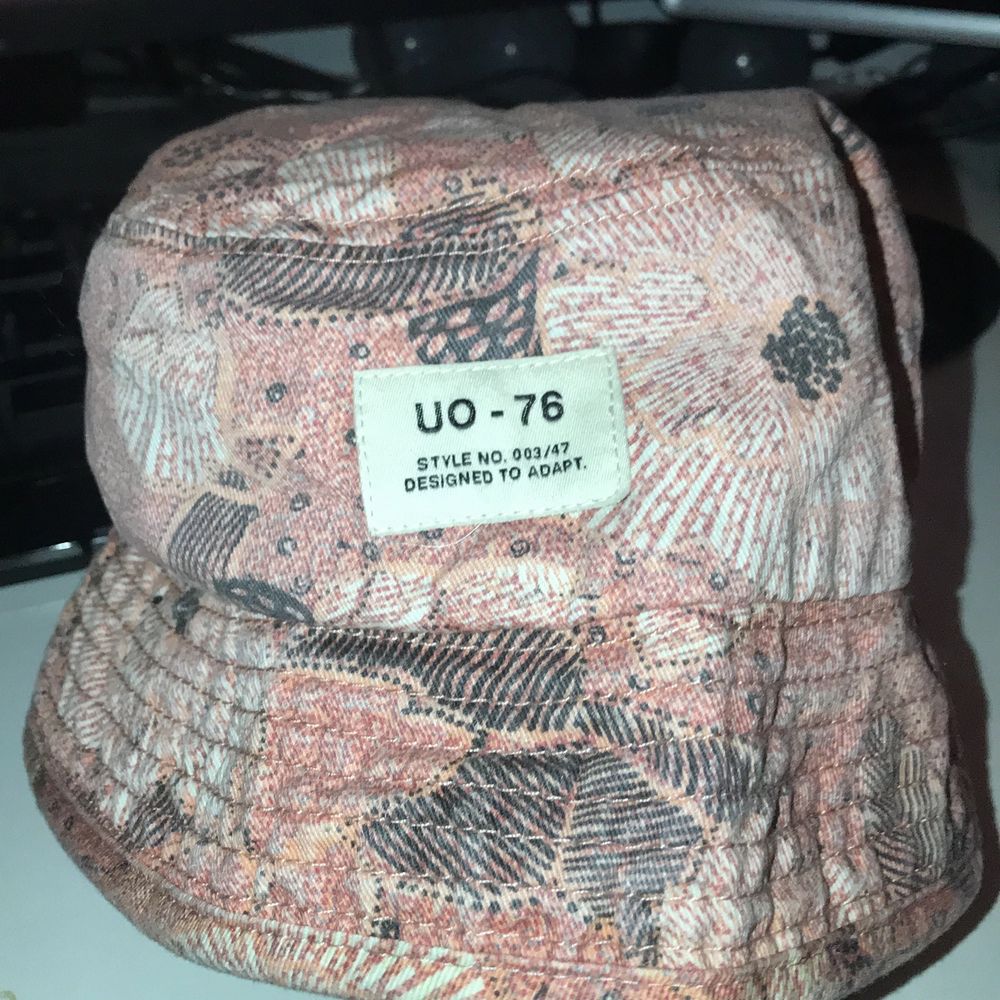 Hatten är ungefär ett år gammal och endast använd under lollapalooza förra året. Köpt från Urbanoutfitters i Stockholm för 300kr. . Accessoarer.