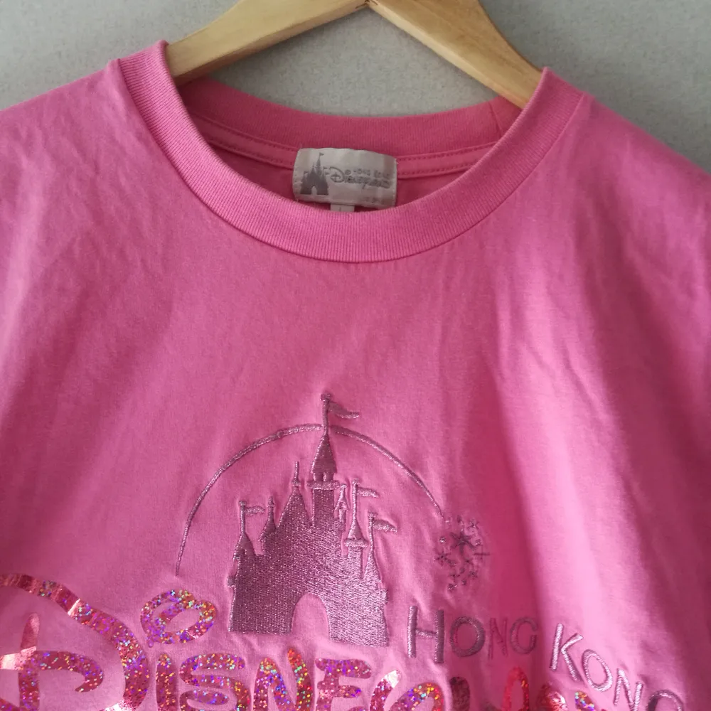 Original t-shirt från Disneyland Hongkong🐼Nypris 500 kr. Cool rosa färg🌸 jag som har S i stl använder den som oversized t-shirt. . T-shirts.