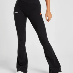 Ellesse Rib flare  - Helt oanvända bootcut sköna byxor från Ellesse! Väldigt snygga! Men var för små för mig tyvärr! Annars hade dom använts flitigt! Men tyvärr var de för stora för mig! 😞