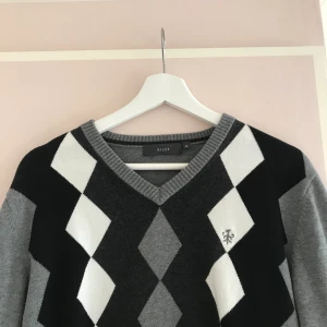 Stickad tröja - Här kommer bättre bilder på tröjan från förra anononsen:) Säljer dennna stickade snygga tröja från Riley. BUDGIVNING, högsta bud ligger nu på 160kr + frakt (63kr) ELLER köp den direkt för 230kr+frakt💛😊 obs. fläcken är på spegeln