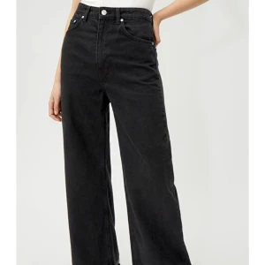 BYTE: Weekday Ace Almost Black 27/30 - Önskar i första hand byta mina nya Weekday Ace Almost Black i strl 27/30 mot strl 26/30, då jag efter en tvätt upptäckt att de är för stora! Kan även tänka mig att sälja, då för 350 kr + frakt. Har endast tvättats och testats en gång. 