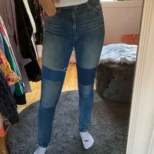 Levi’s jeans - Vintage jeans från Levis i storlek 26 i midjan men dom är strechiga så passar 25-28 i midjan skulle jag säga. Använda men fortfarande i bra skick🦋 skriv i dm vid intresse eller frågor💗💗