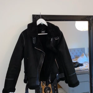Jacka från Zara - Strl S. Varm & skön. Svart med silvriga detaljer. Använd ca 2 ggr. Nypris: 999 kr.