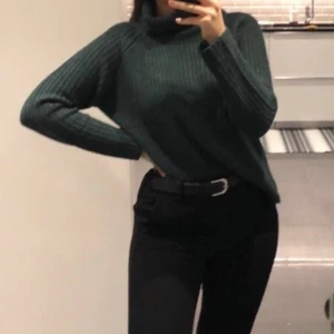 H&M Stickad tröja - Varm och bekväm stickad tröja i mörkgrön.🍃 Tröjan sticks inte och är i polo💫 (Skriv för fler bilder, kunden står för frakten som summan varierar beroende på varans vikt) 