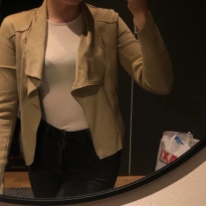 Jacka stl xs🍂 - Tunn jacka i stl xs men passar även en s då den är stretchig i materialet🧡 sparsamt använd och i bra skick🌻 köparen står för frakt