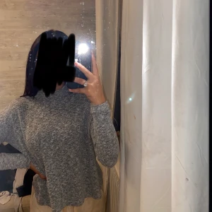 Grå stickad tröja med lite krage - Grå stickad tröja med lite krage. Storlek Xs (men är stretchig). Bara andvänd ett fåtal gånger.