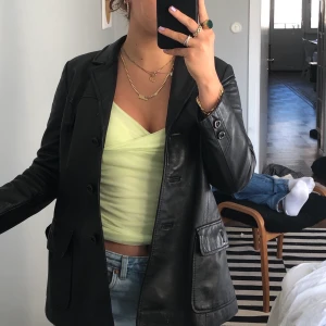 Humana secondhand kavaj, skinn✨🍒 - 💘✨säljer min favorit kavaj från Humana secondhand som jag tyvärr inte kan ha längre , den är hur cool som helst och väldigt bekväm . Den är tajt i storleken för mig som har storlek S/M vilket är bra att veta. 👢🦋🦄