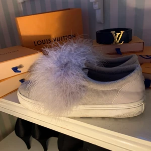 River Island skor - Ett par grå/lila ”fluff” slipon skor. Bekväma, det är dun på, sparsamt använda. Älskar dom men får dom inte till användning så mycket :/