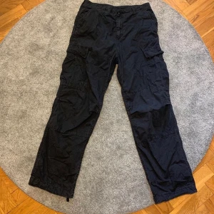 Carhartt Cargos  - Svarta Carhartt cargobyxor som är storlek 30/32 men har baggy fit så sitter ganska mycket större. Sparsamt använda och jättebra skick!
