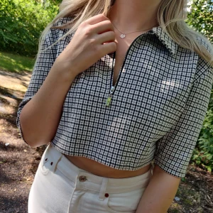 Cropped Tweed - En croppad top i tweed-mönster i storlek S-M. Fraktkostnad på 42kr tillkommer. ✨