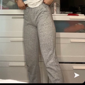 Mjukisbyxor  - Ett par jätte sköna och snygga mjukisbyxor från champion. Knappt använda, nyskick💗💗 Storleken är lite oklar men jag är 165 och den passar mig. Men skulle säga att den sitter som ett par Xs.