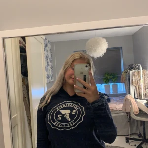 Lite kortare hoodie - Bra skick, inte använd så mycket 