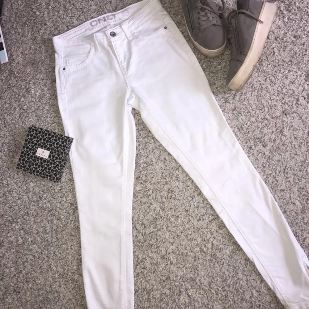 Vita skinny jeans med dragkedja vid byx änden. Köpta på ONLY. Storlek 26/32. Använda en gång. Bakfickor riktiga och framfickorna fake.. Jeans & Byxor.