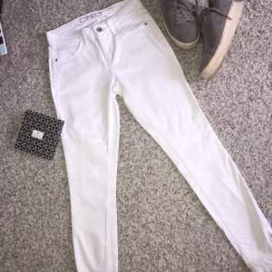 Vita skinny jeans med dragkedja vid byx änden. Köpta på ONLY. Storlek 26/32. Använda en gång. Bakfickor riktiga och framfickorna fake.
