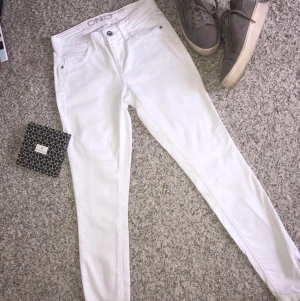 Vita jeans s 26/32 - Vita skinny jeans med dragkedja vid byx änden. Köpta på ONLY. Storlek 26/32. Använda en gång. Bakfickor riktiga och framfickorna fake.