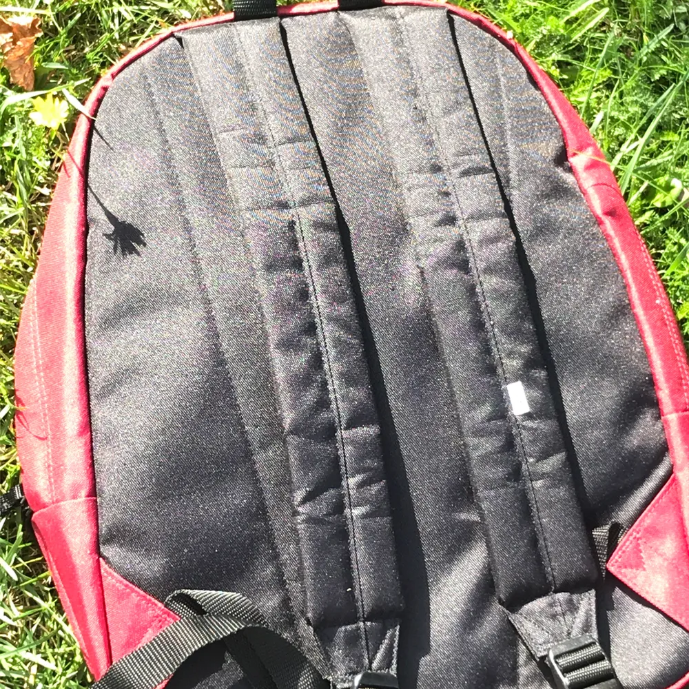 En mörk-röd vans ryggsäck som jag säljer eftersom aldrig använt. helt nya! nypris: 350, pris kan diskuteras. Väskor.