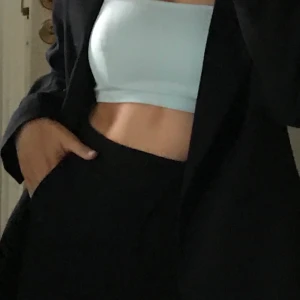 Blå topp från Hanna Schönbergs kollektion med NAKD - Blå topp storlek xs använd nån gång bara 