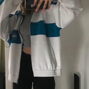 Adidas track jacka - Track jacka köpt i san fransisco tre streck.. asball och svinsnygg, verkligen grädden på moset