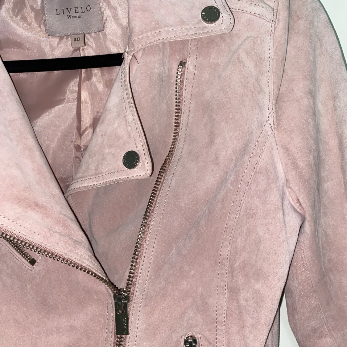 Rosa bikerjacka i strl. 40 - 90