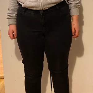 Jeans - Vanliga svarta jeans som jag använt nån gång bara för att dom är förstora för mig. Har två stycken av dessa dom är i storlek M.