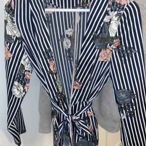 Siden jacka - Säljer en siden jacka i storlek 34. Knappt använd. Passar sjukt bra till ett par vita byxor. Köparen står för frakten 