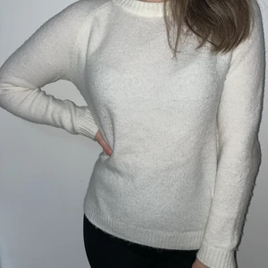 Stickad tröja från lager 157  - Vit stickad tröja jätte mysigt material. 