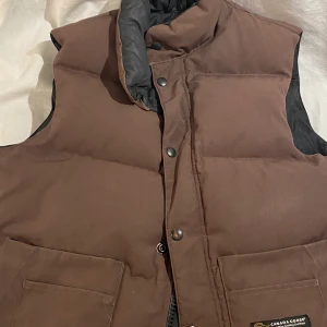  Canada goose väst  - En retro  Canada goose väst som jag köpte för 5 månader sen , pris går att diskutera 