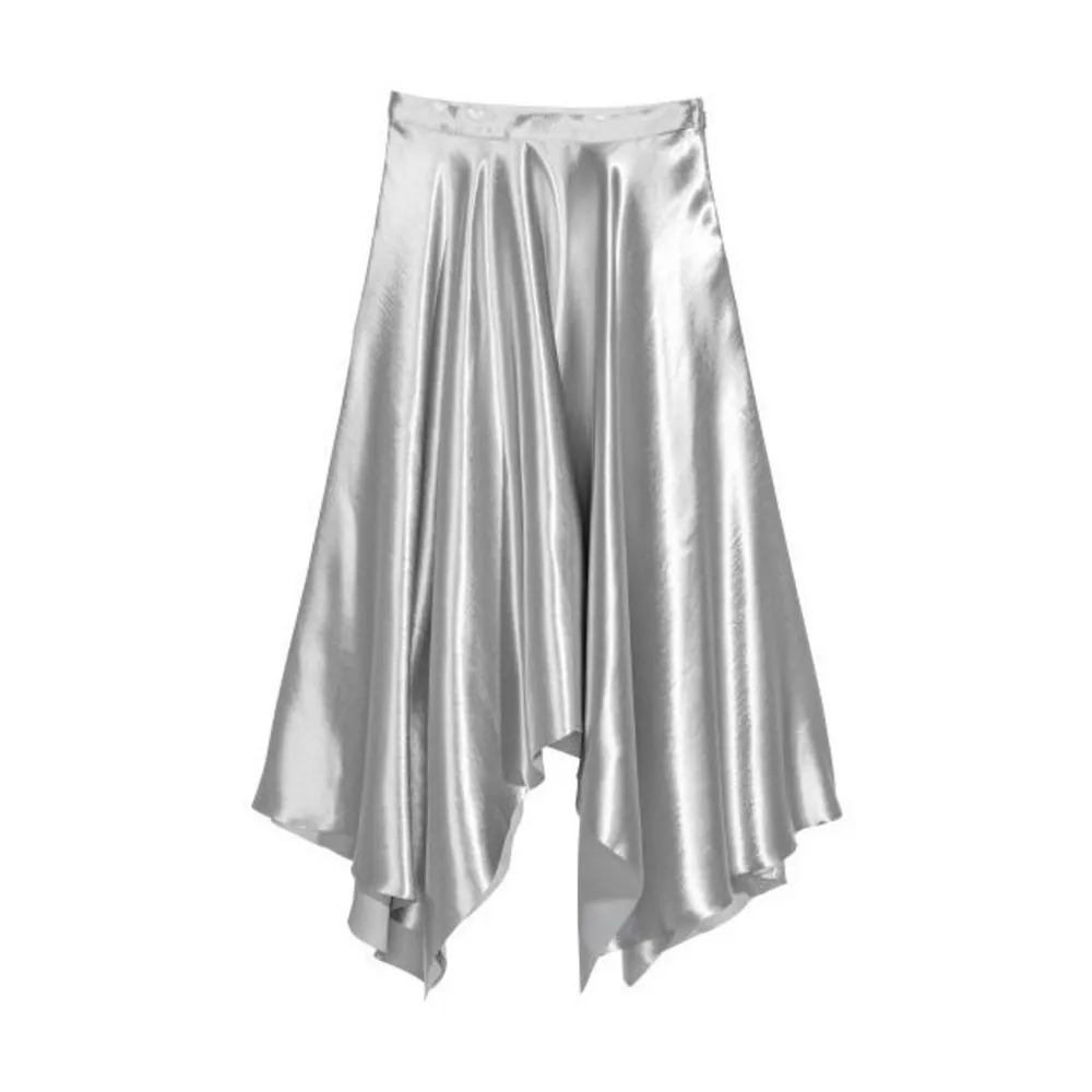 Jättefin kjol från H&M i silver! Perfekt till jul eller nyår! 🤩🌟 storkek S men sitter mer som en XS. Den är lite nopprig precis uppe vid midjan (se bild 3) därav det låga priset🌟. Kjolar.