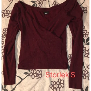 Vinröd Tröja - En fin tröja köp ifrån Gina Tricot säljs pga liten och är inte till användning 