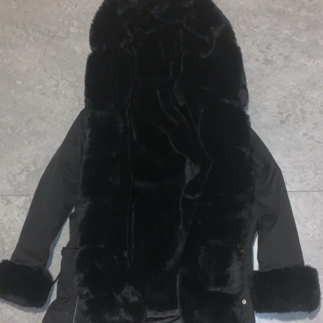 Lång svart vinter parka med svart päls - 90