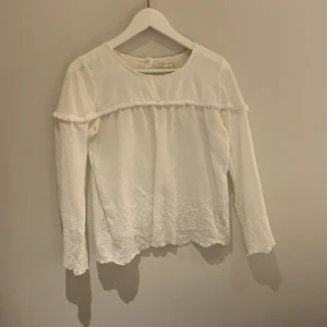 Jätte söt blus - Denna gör ont i mig att sälja, men jag har växt ur den. Den är från barn storleken på zara. Men enligt mig passar den en xs/s på vuxen zara. 