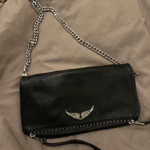 Zadig & Voltaire väska  - Super fin väska, nästintill oanvänd! 💛 en till kedja medföljer. Inköpspris 3400 kr! Buda!! (Frakt ingår) 