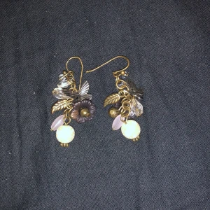 örhängen - jättesöta örhängen med blommor, fjärilar och pärlor! 